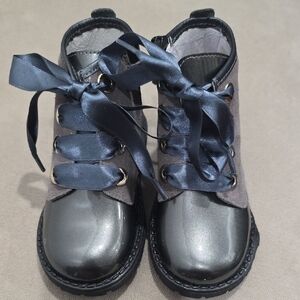 Andanines Gray and Black Boots with Ribbon Laces